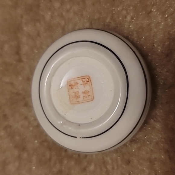 Porcelain Seal Pot - Picture 4 of 4